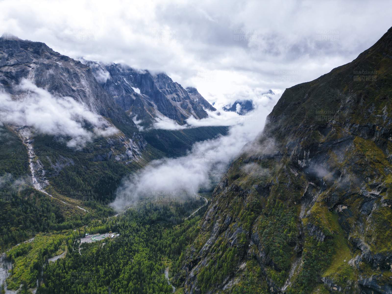 云雾缭绕的山谷图片