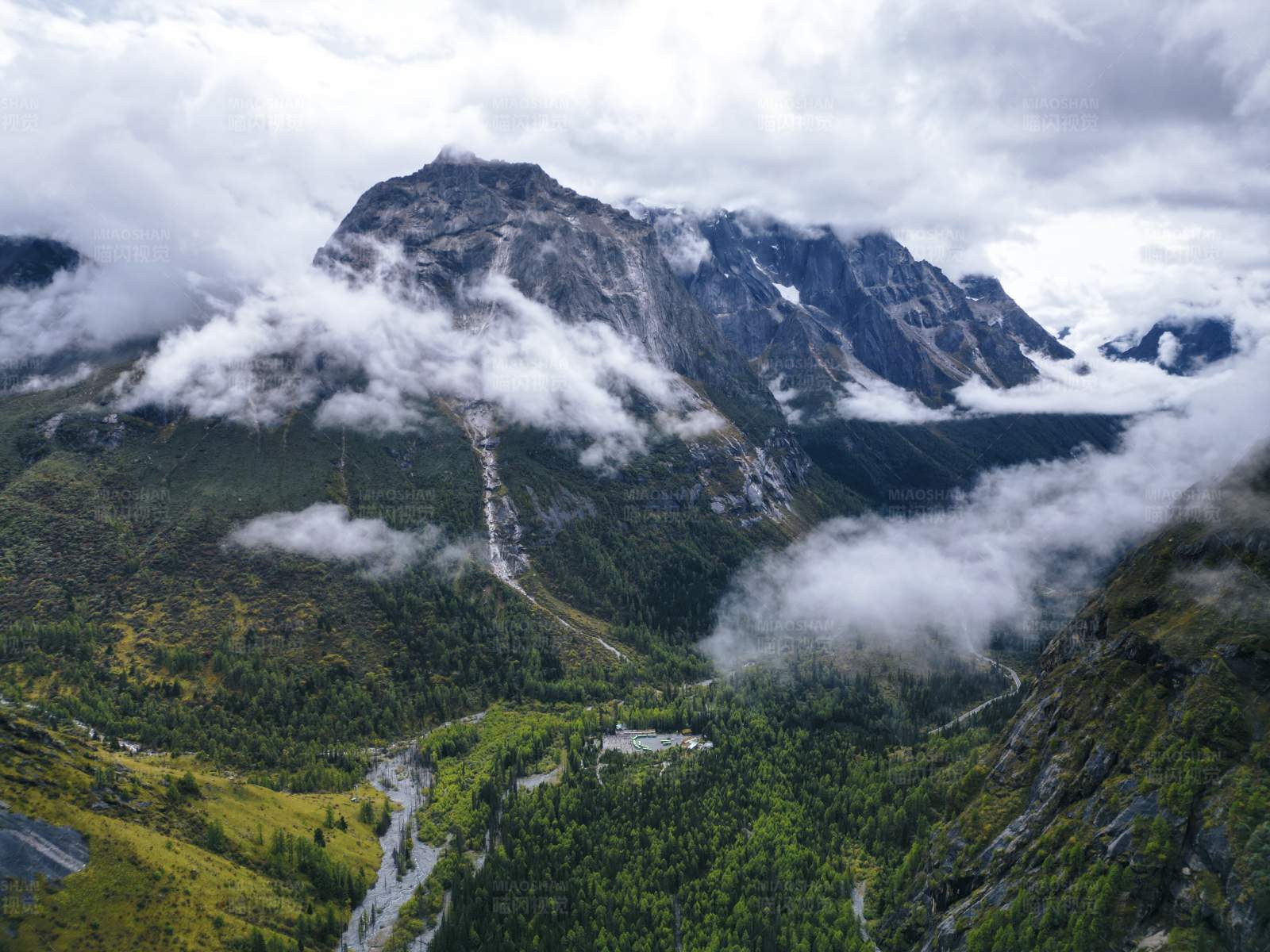 云雾缭绕的山谷图片