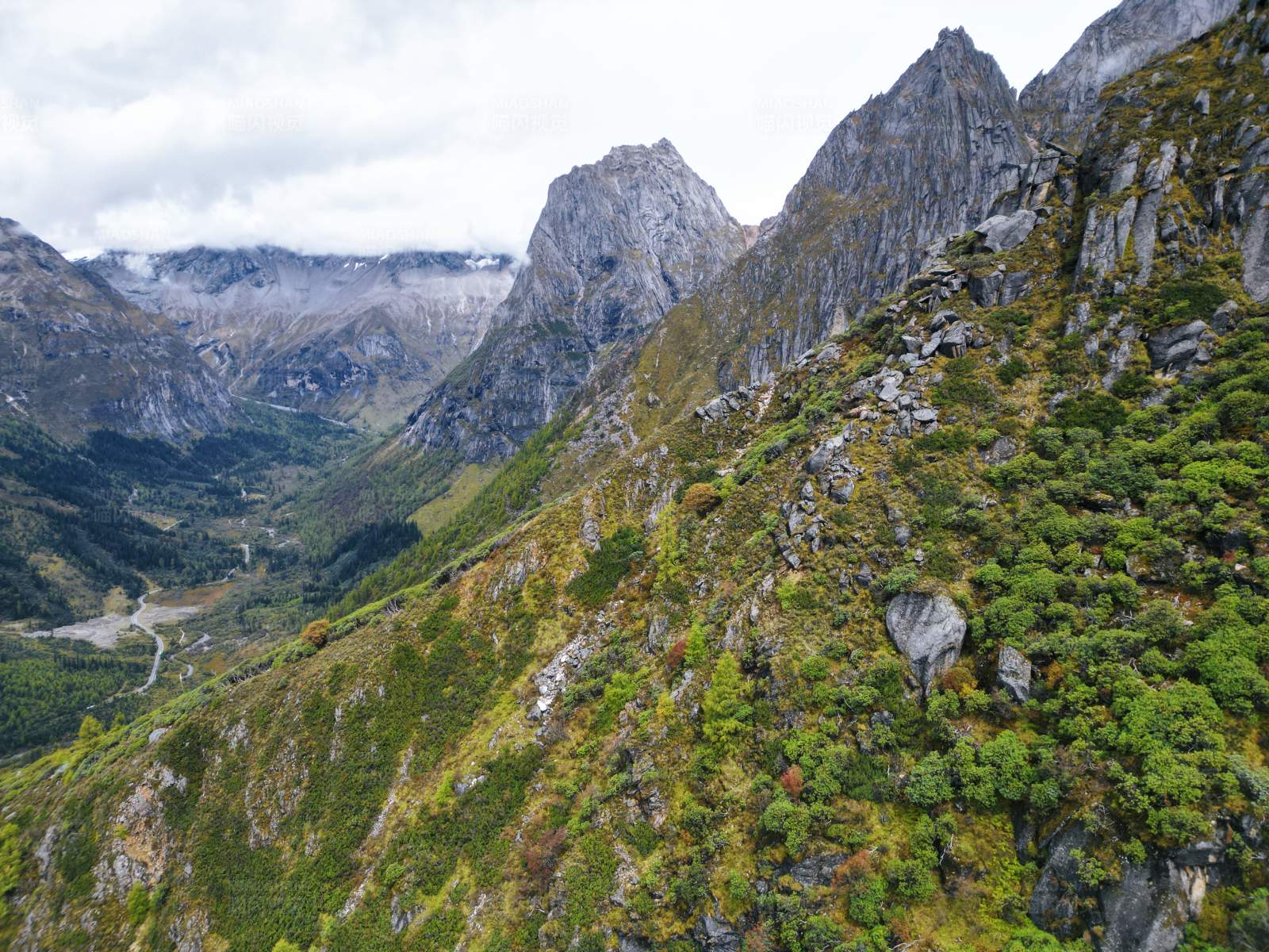 峻岭翠谷云烟绕图片