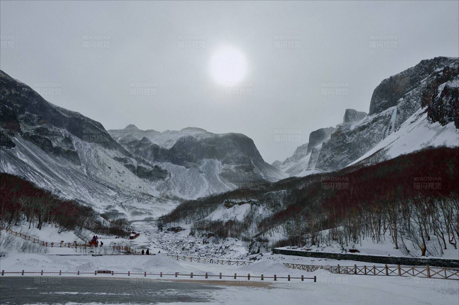 冬日雪山美景图片