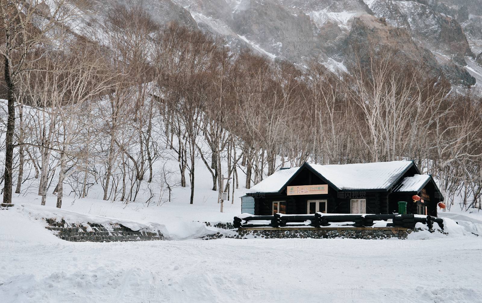 雪中木屋图片