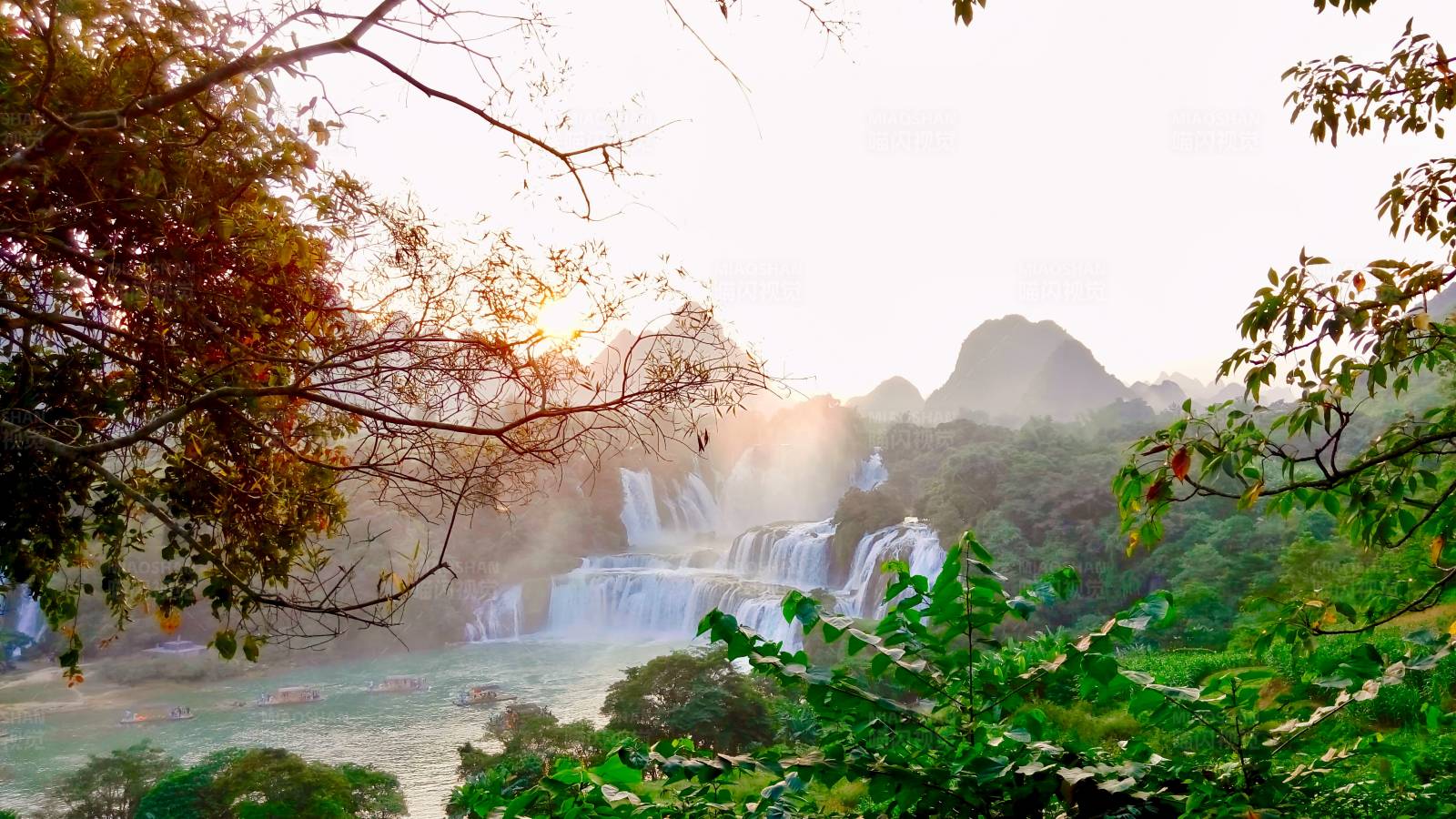 瀑布夕阳美景图片