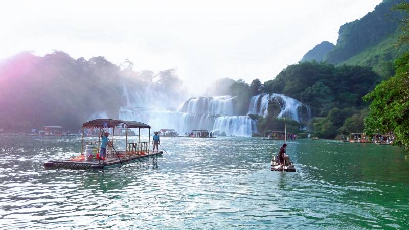 瀑布游船图片