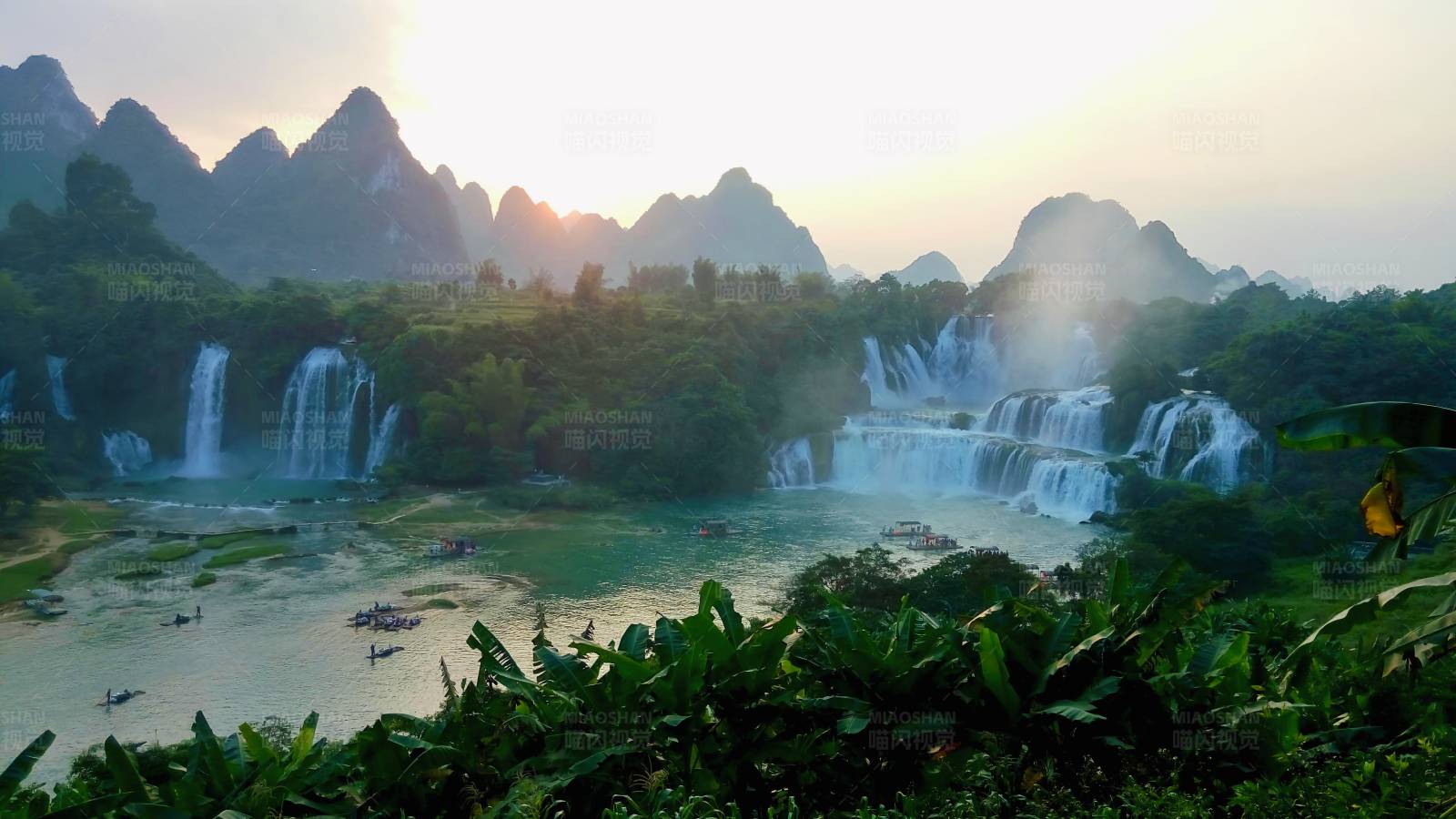 壮丽瀑布与山景图片