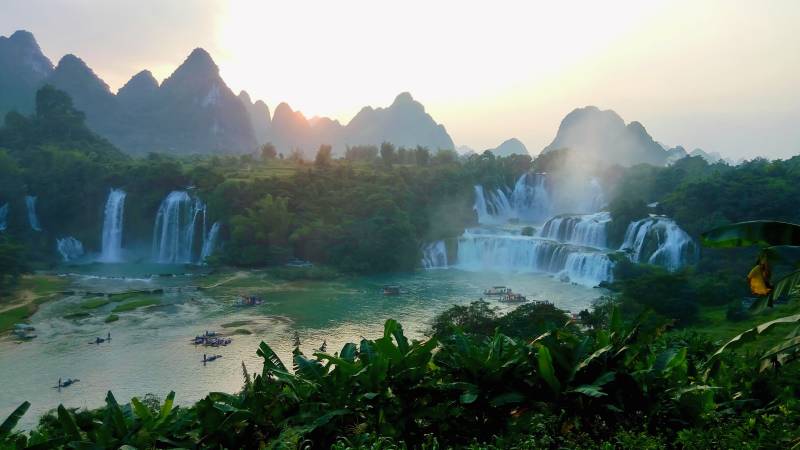 壮丽瀑布与山景图片