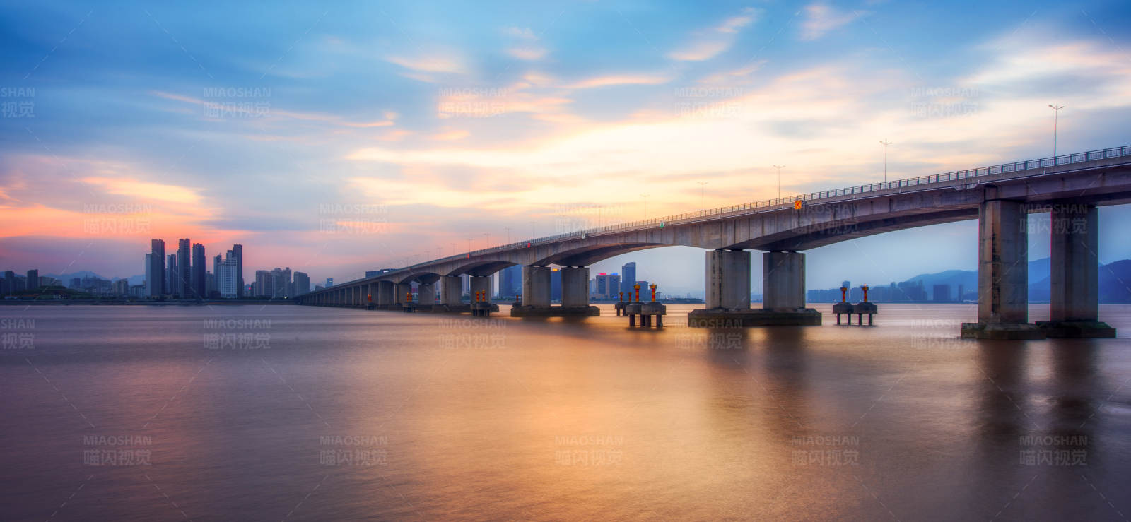 夕阳下的城市桥梁图片