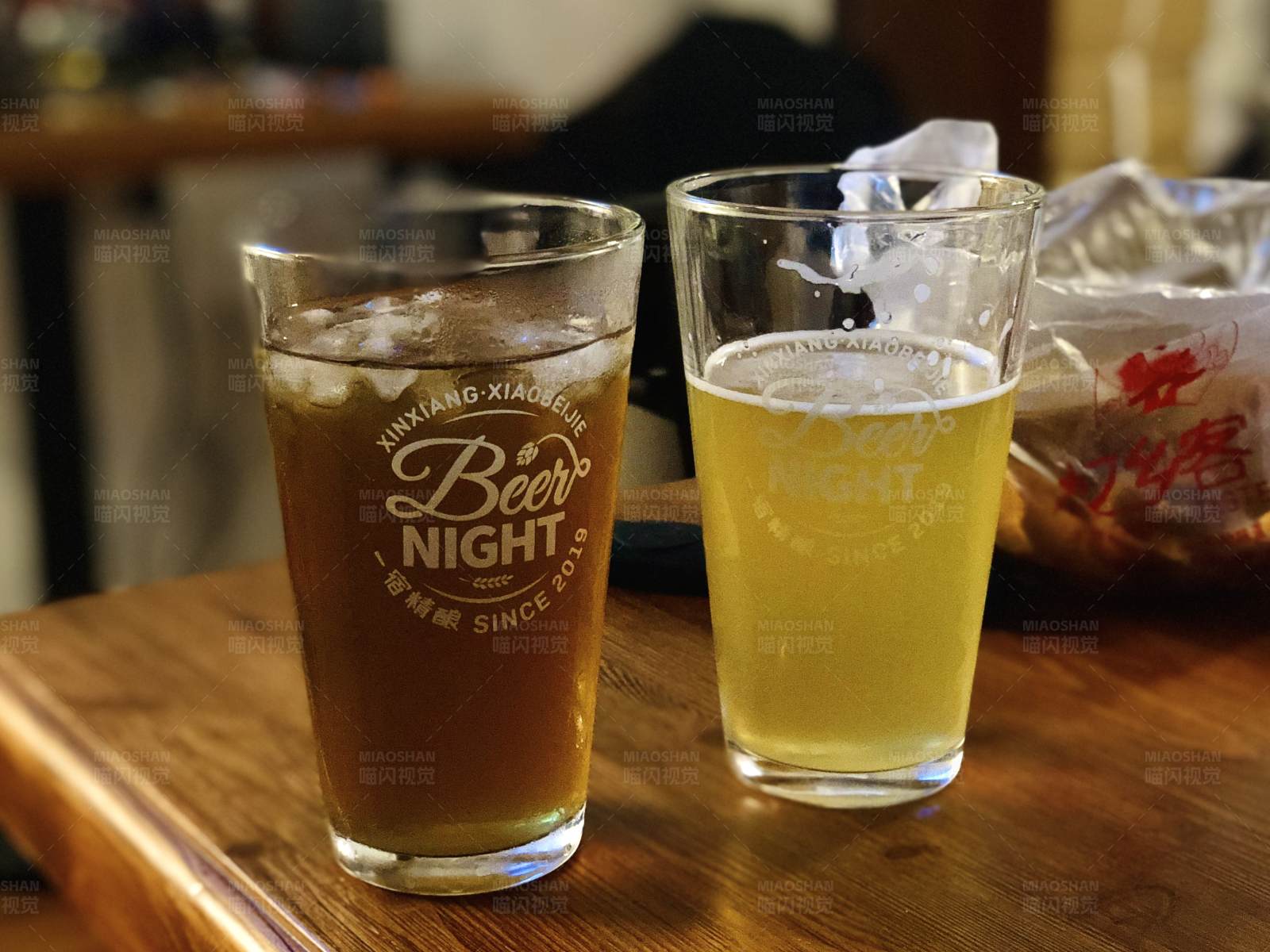 啤酒之夜 两杯佳酿图片