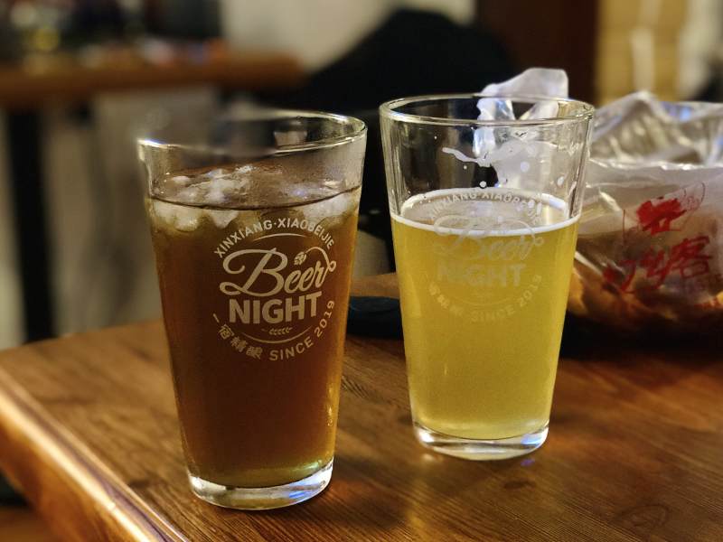 啤酒之夜 两杯佳酿图片