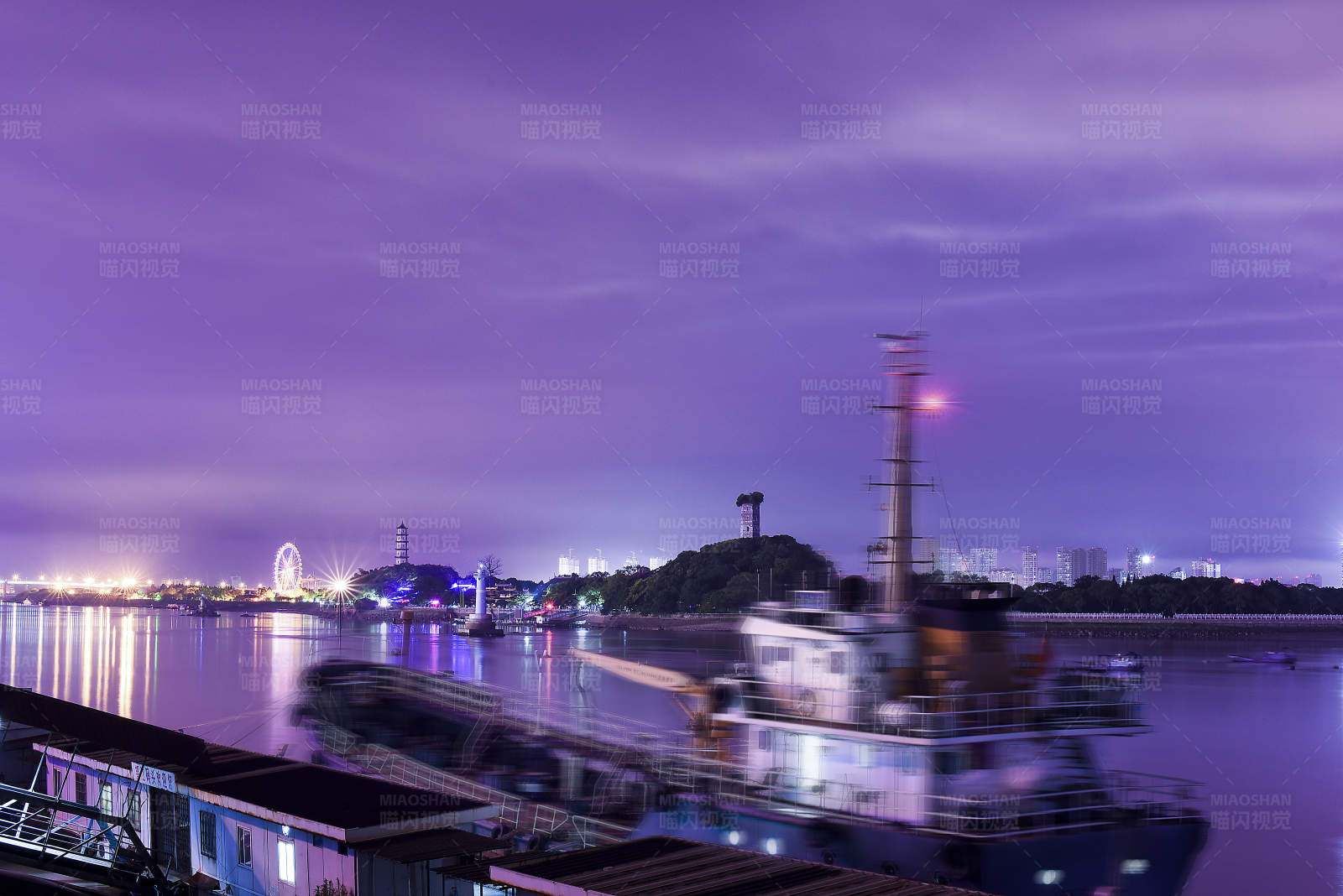 夜幕下的港口图片