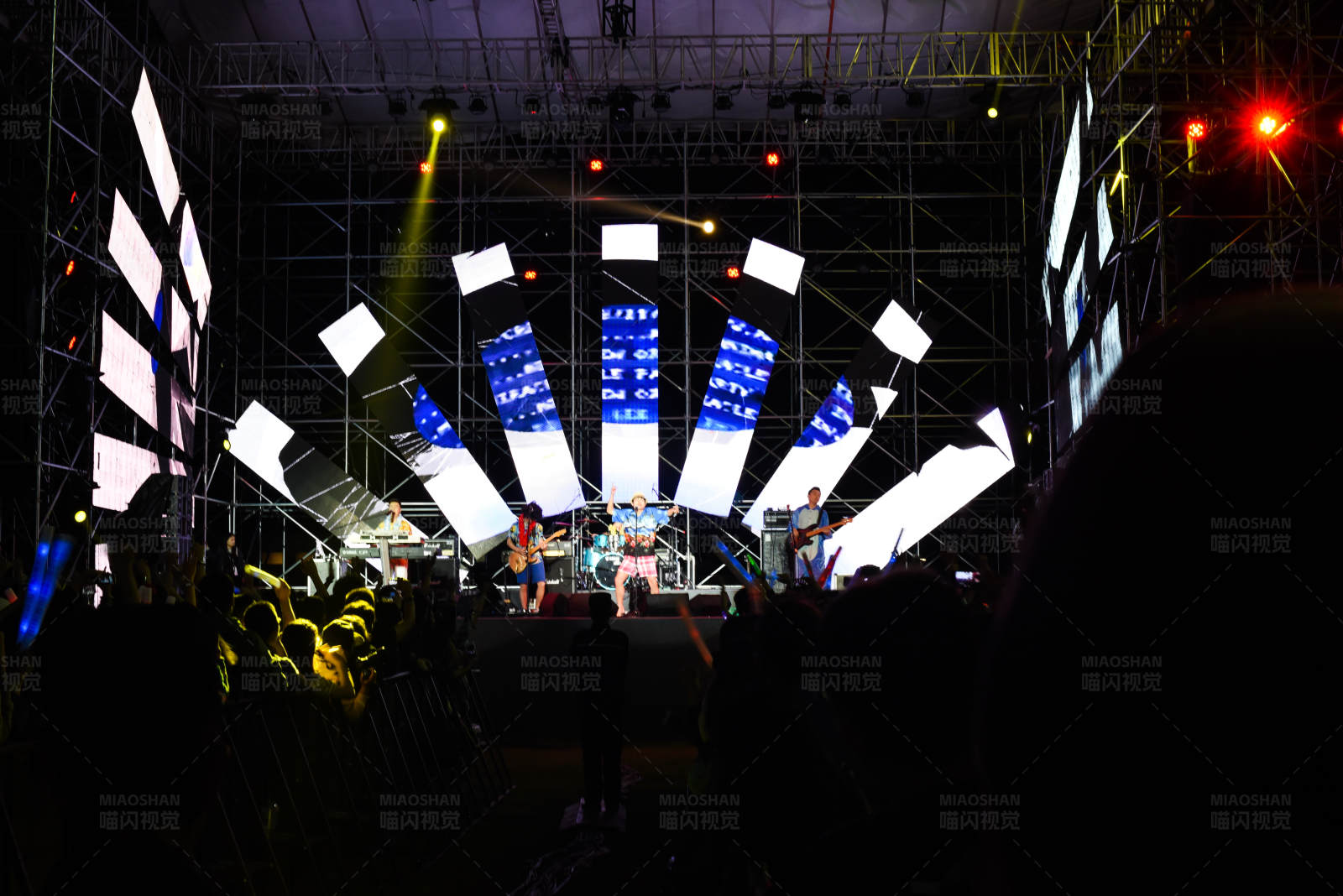 夜幕下的音乐狂欢图片