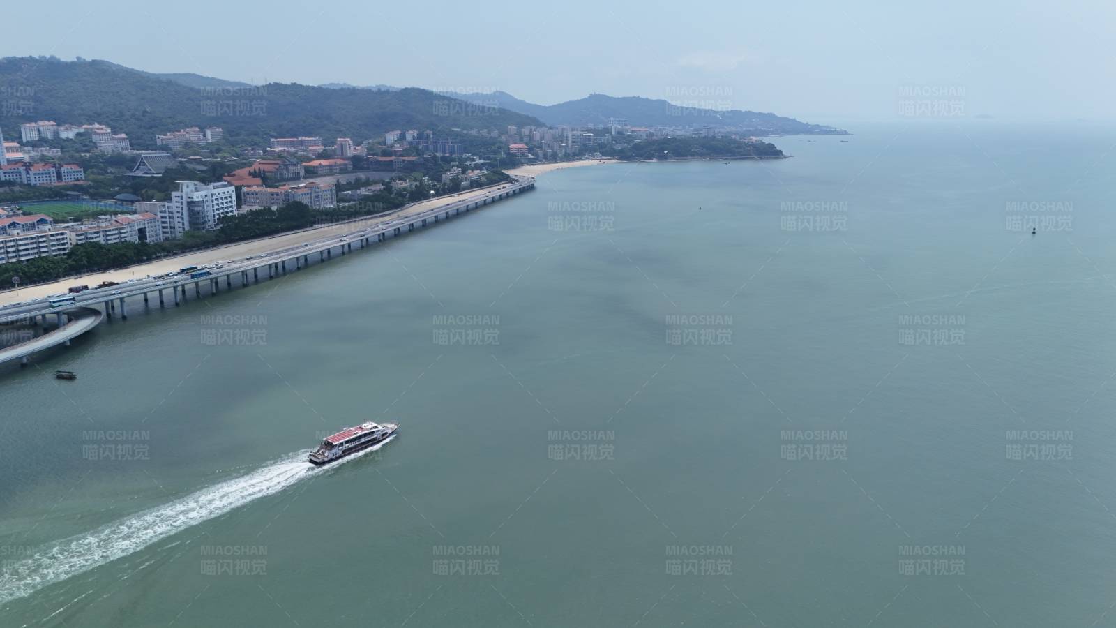 海上游船与海岸线图片