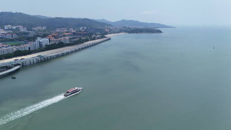 海上游船与海岸线图片