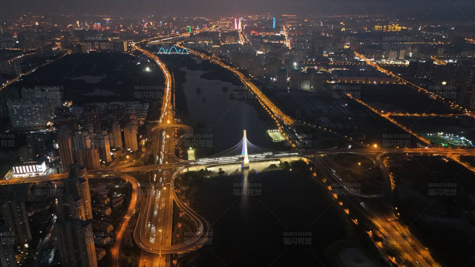 夜景中的太原摄乐桥图片