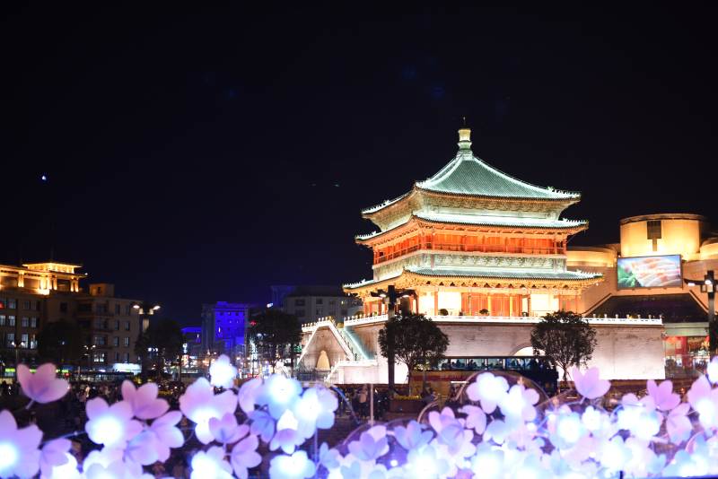 古城夜景花灯璀璨图片