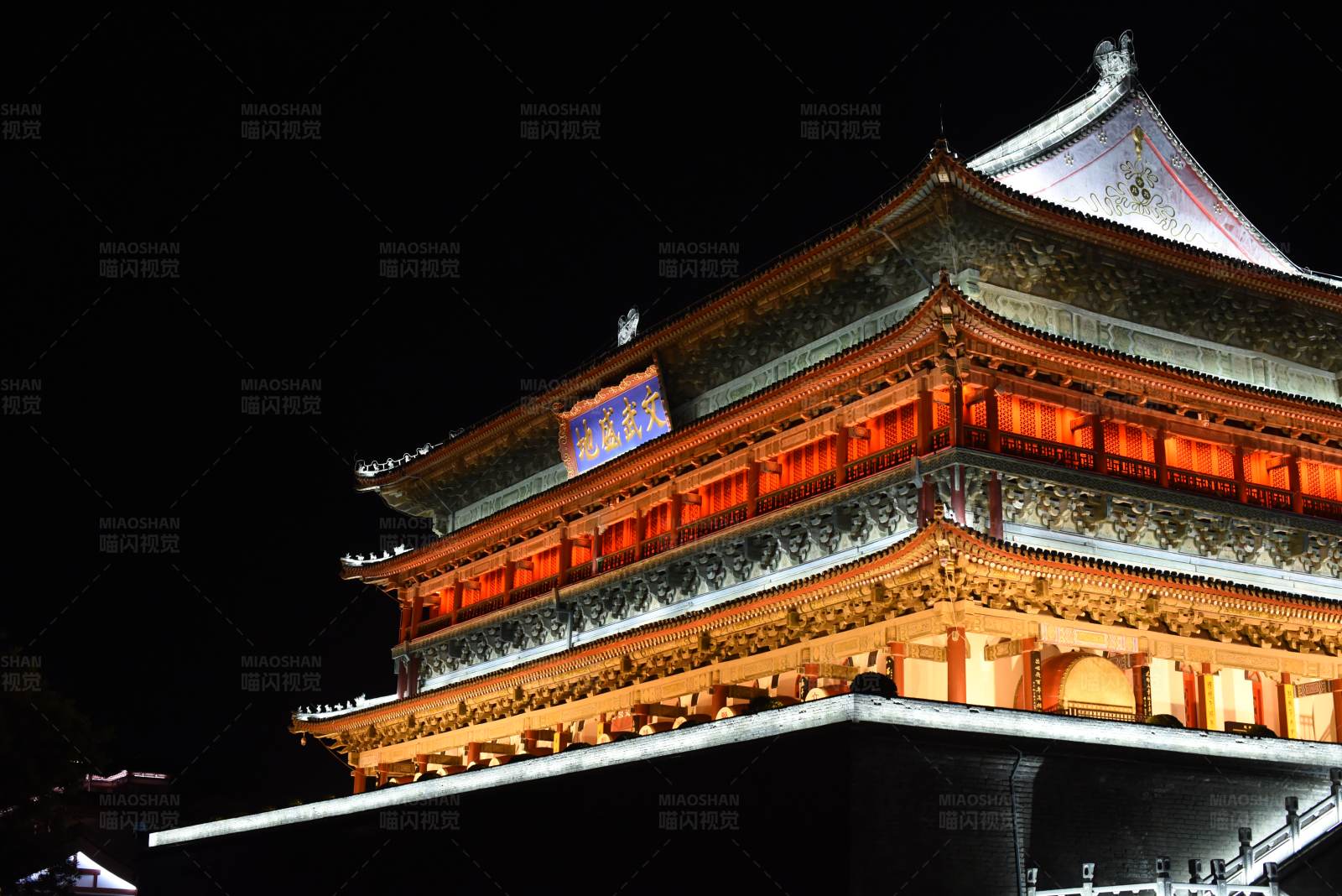 夜色中的古建筑图片