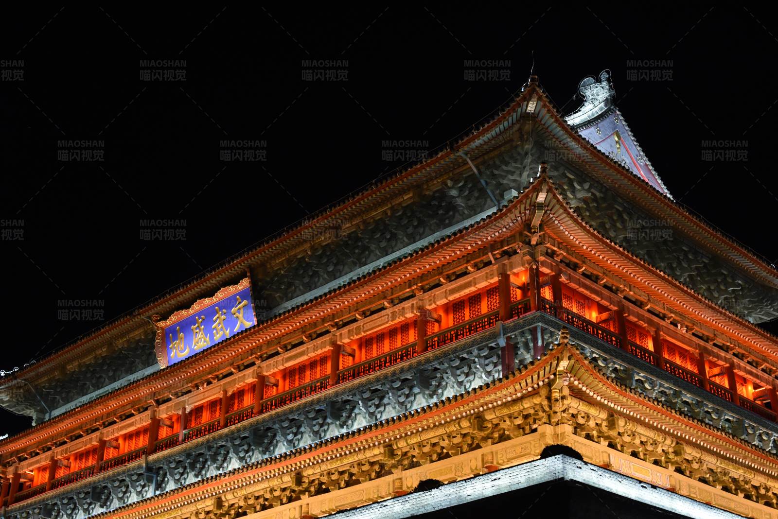 夜色中的古建筑图片