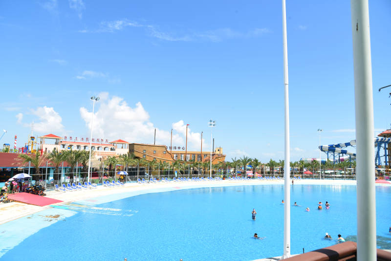 夏日泳池欢乐时光图片