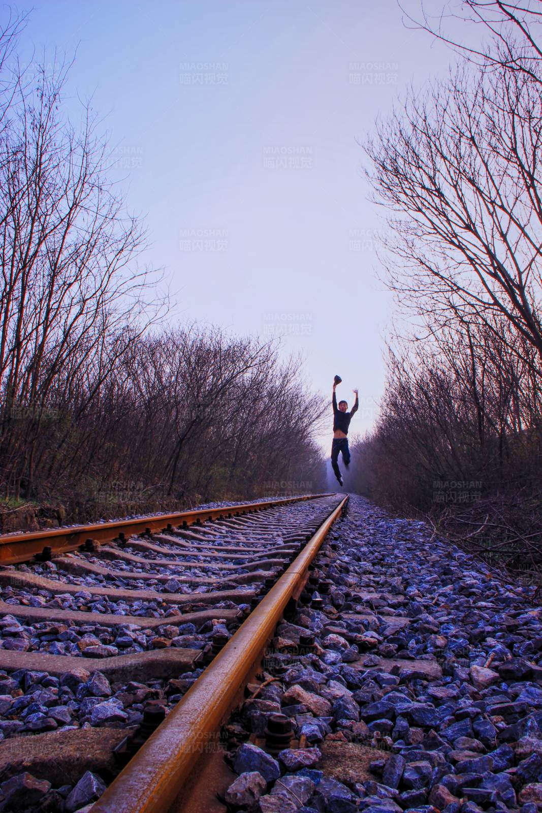 飞跃铁轨图片