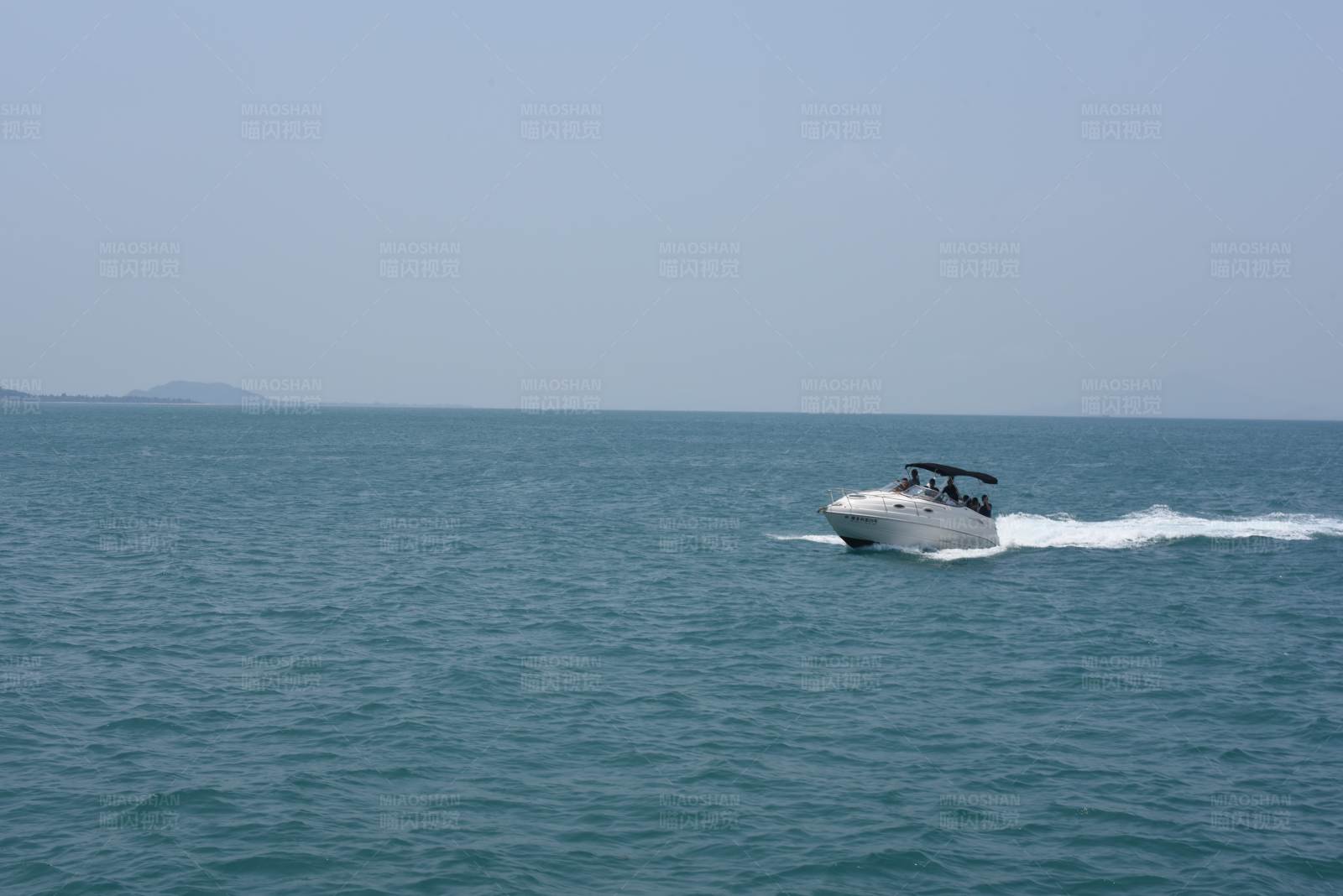 海上疾驰的快艇图片