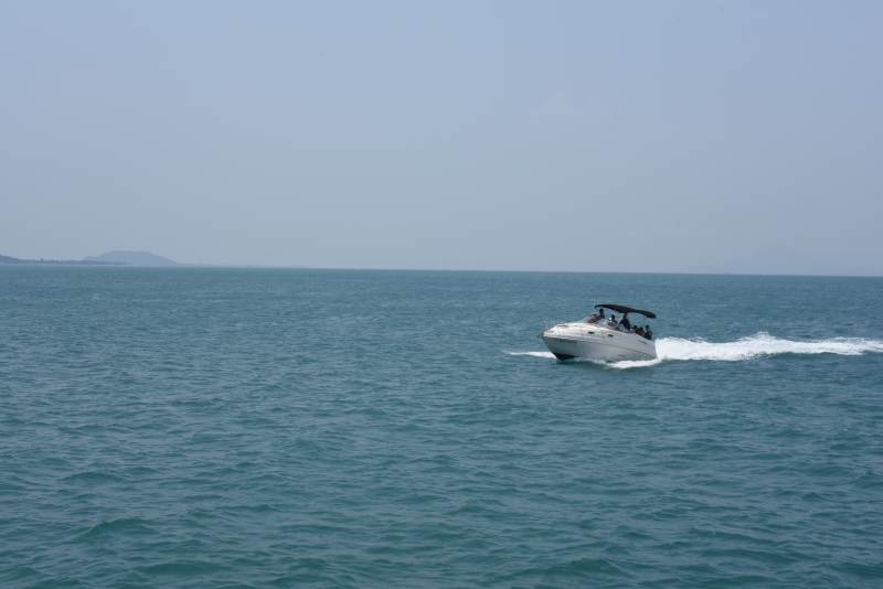 海上疾驰的快艇图片