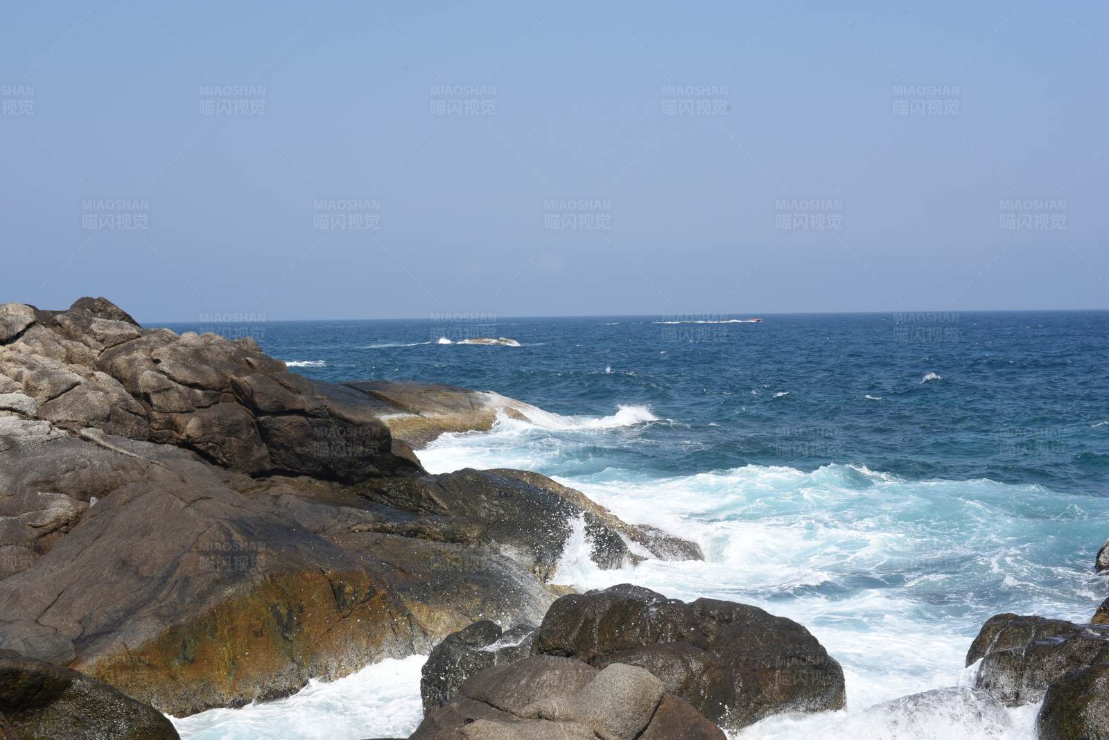 海浪拍打岩石图片