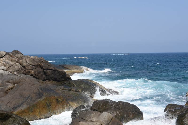 海浪拍打岩石图片