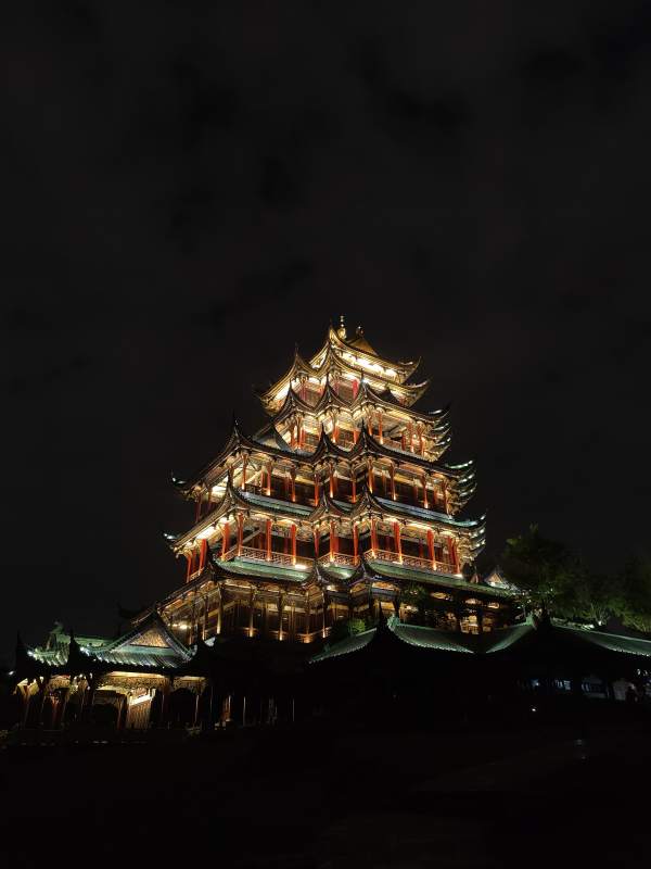 夜色中的古塔图片