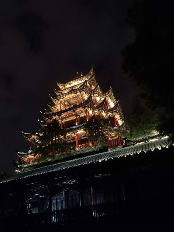 夜色中的古塔图片