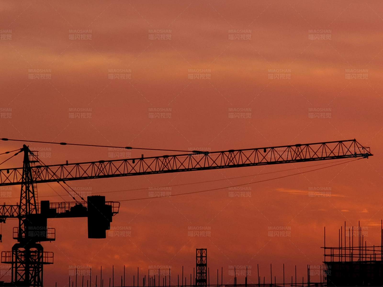 夕阳下的建筑工地图片