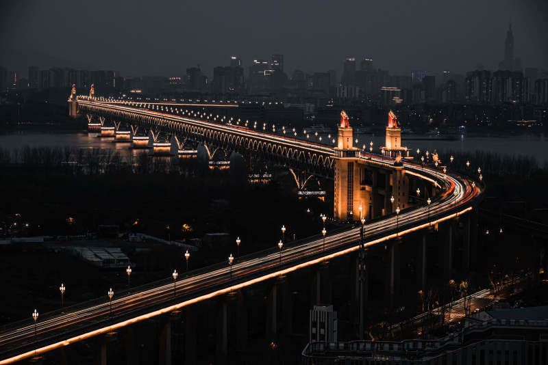 夜色中的城市桥梁图片