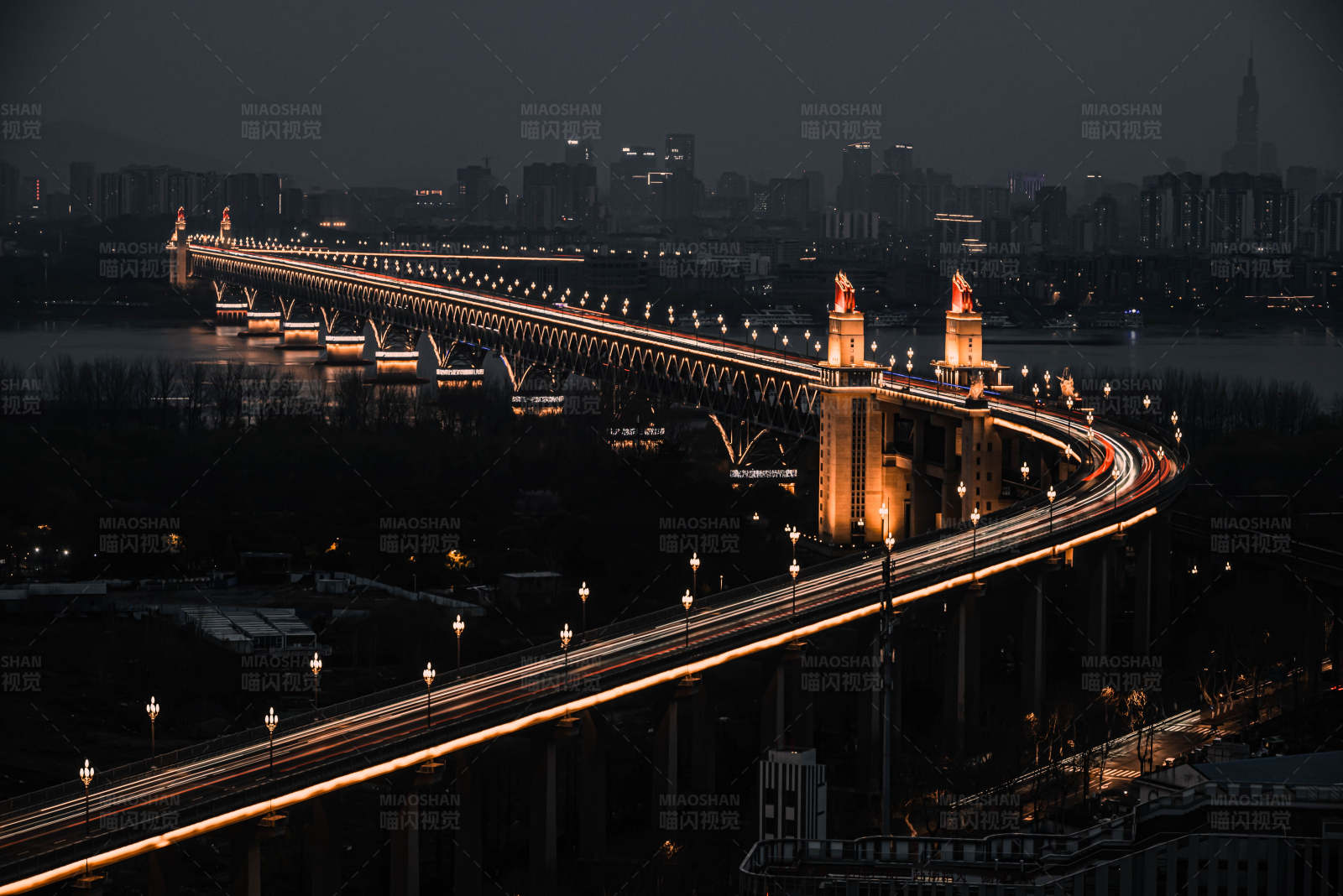夜色中的城市桥梁图片