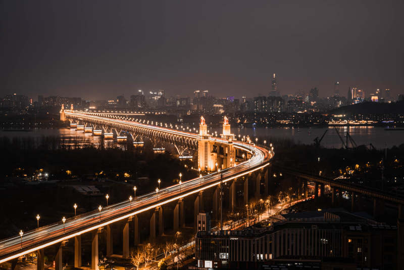 夜色中的城市桥梁图片