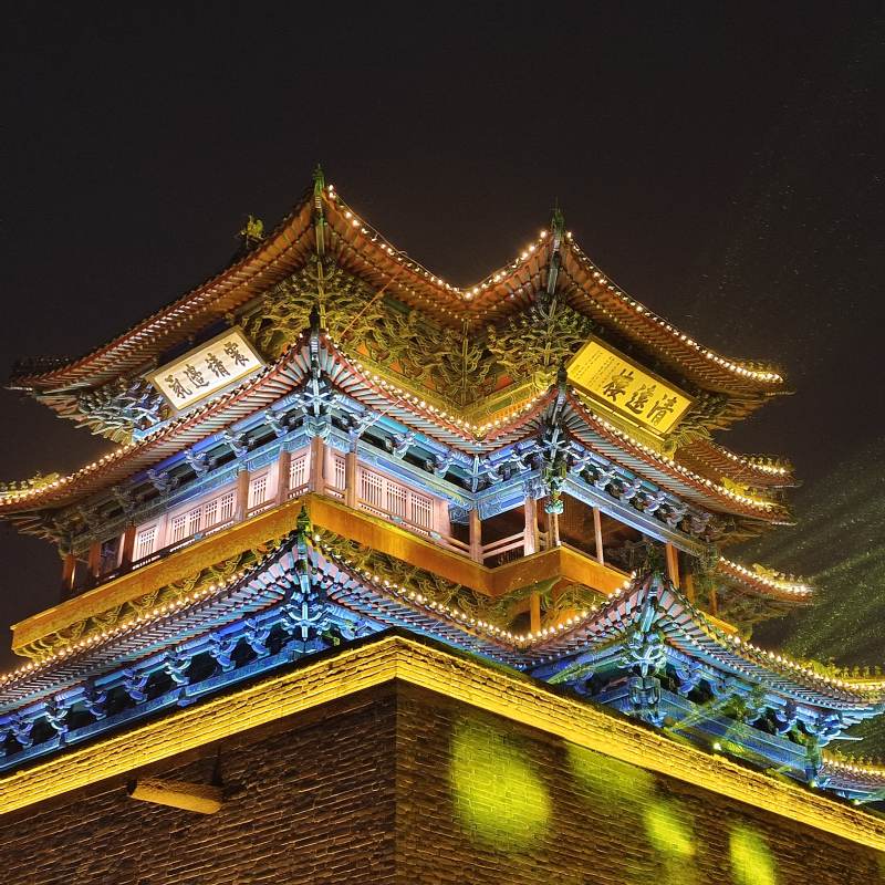 夜色中的古塔图片