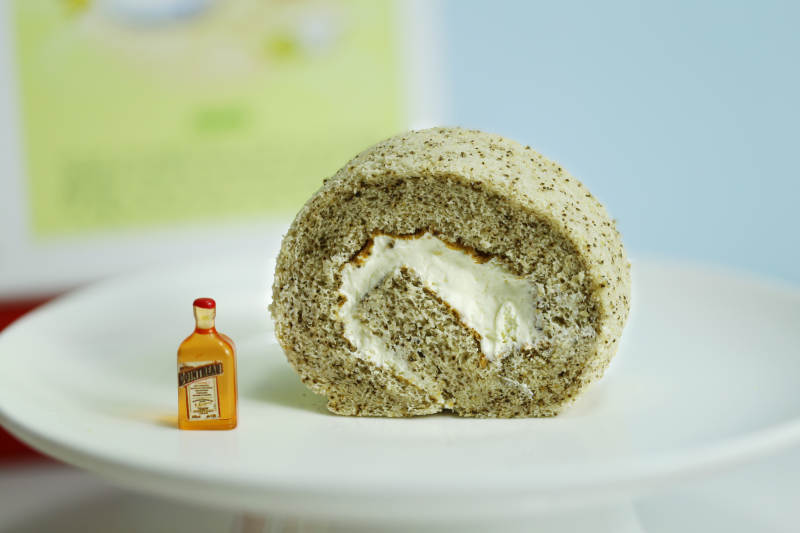 抹茶蛋糕卷与小酒瓶图片