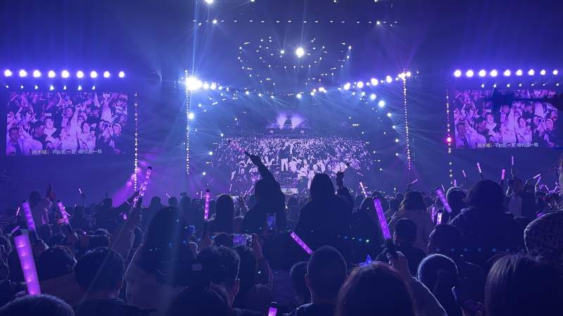 演唱会现场热情观众图片