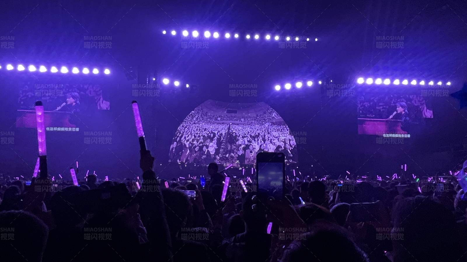 演唱会现场热情观众图片