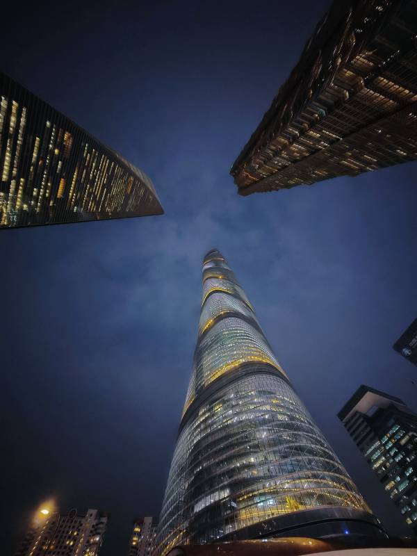 夜幕下的摩天大楼图片