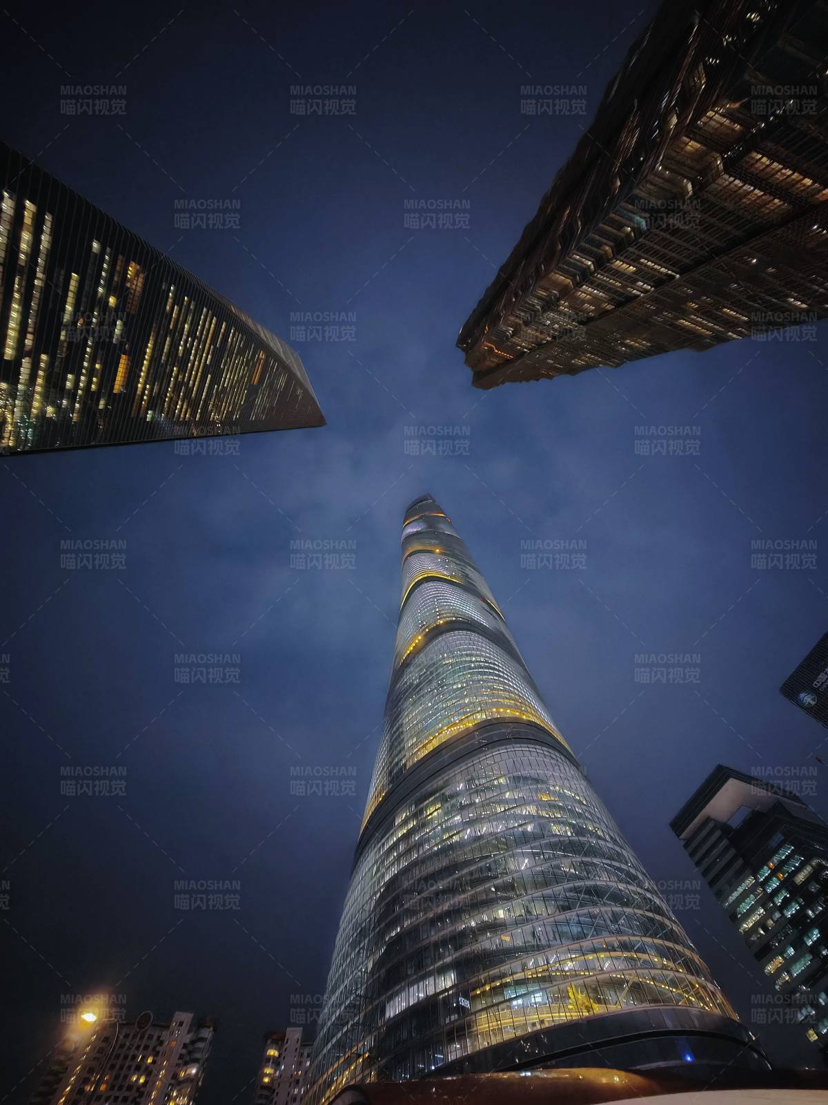 夜幕下的摩天大楼图片