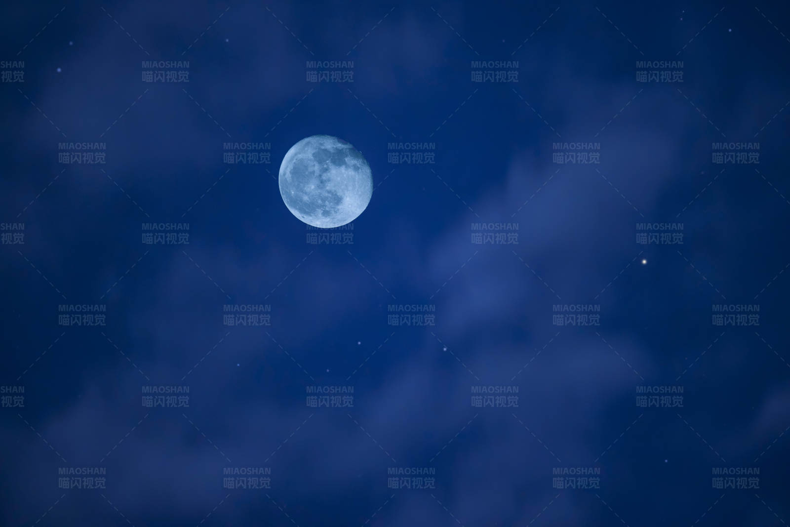 夜空中的明月图片