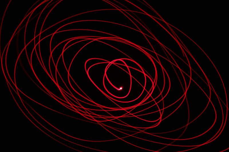 红色光轨的螺旋舞动图片