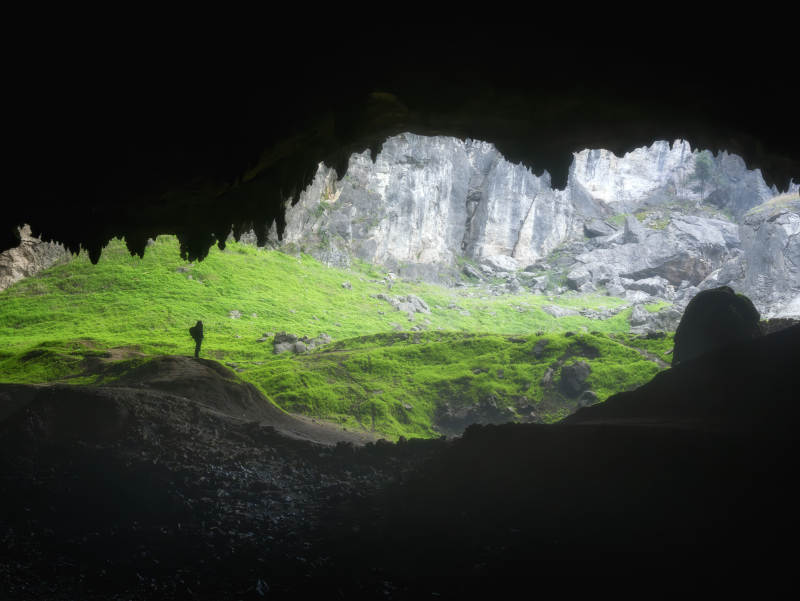 洞穴深处的绿色世界图片