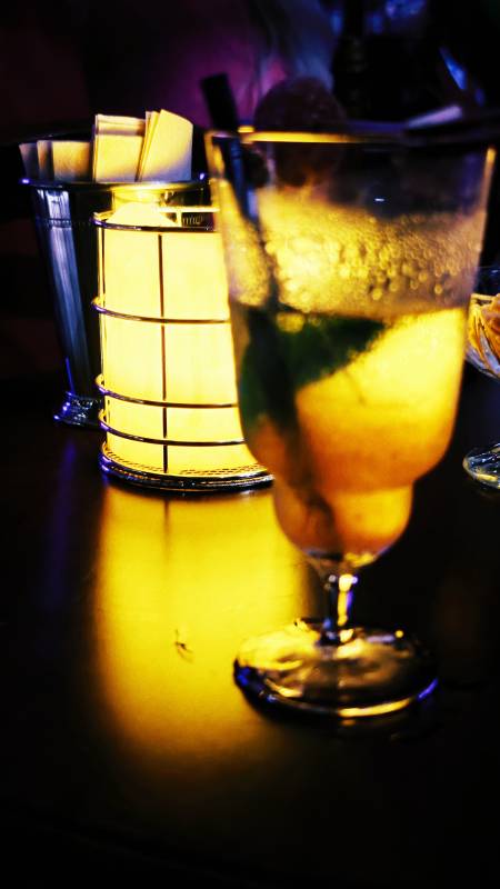 酒吧光影鸡尾酒特写图片