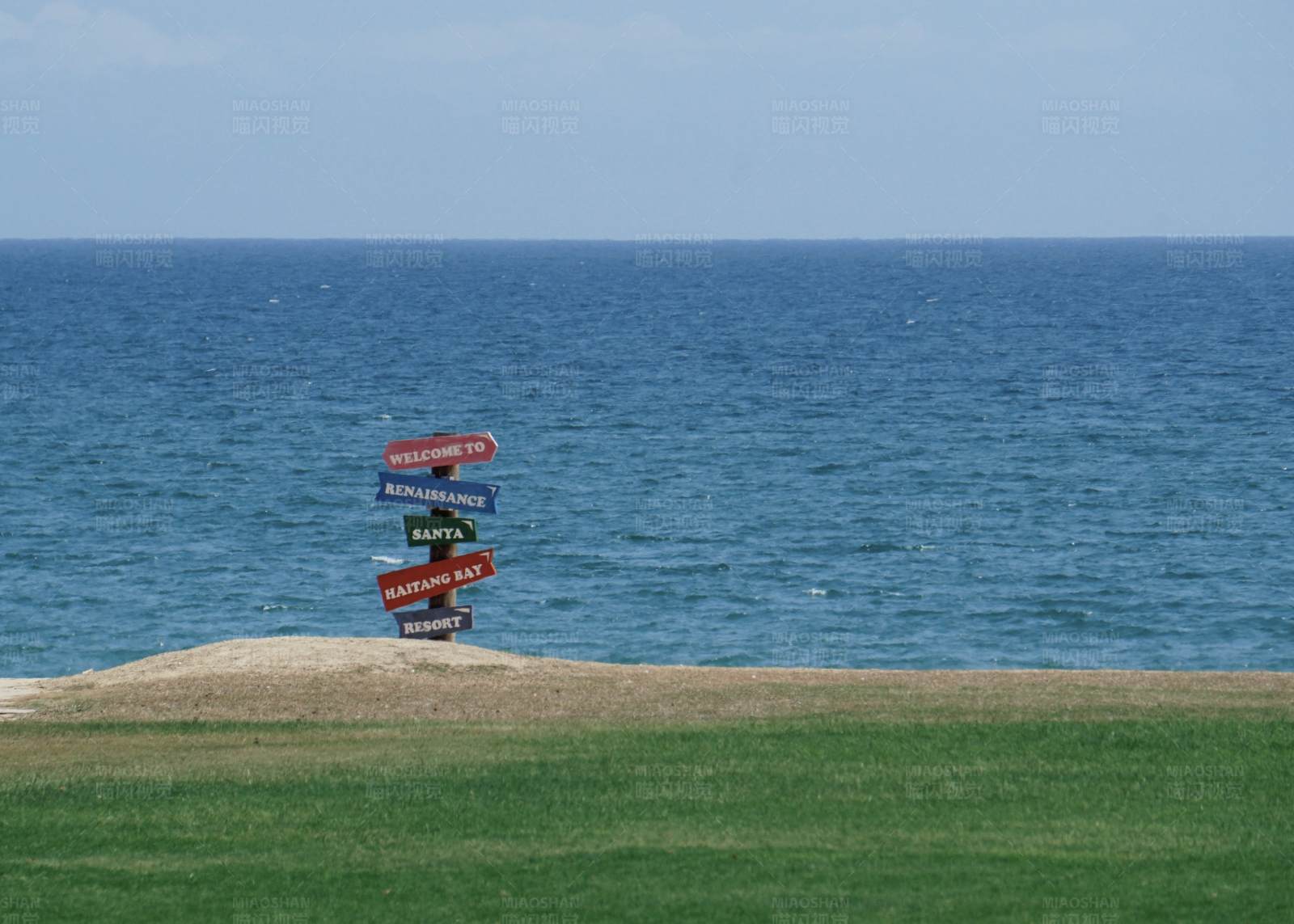 海边的路标指示牌图片