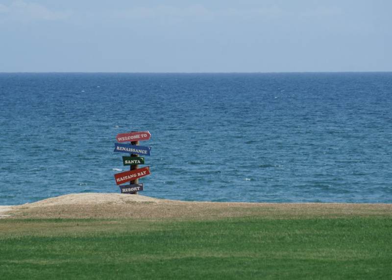 海边的路标指示牌图片