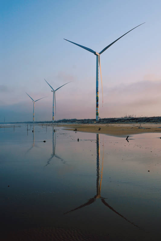 海上风车倒影图片