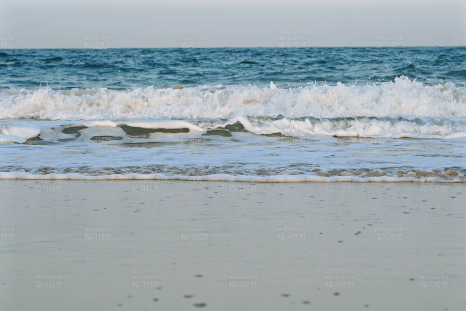 海浪轻拍沙滩图片