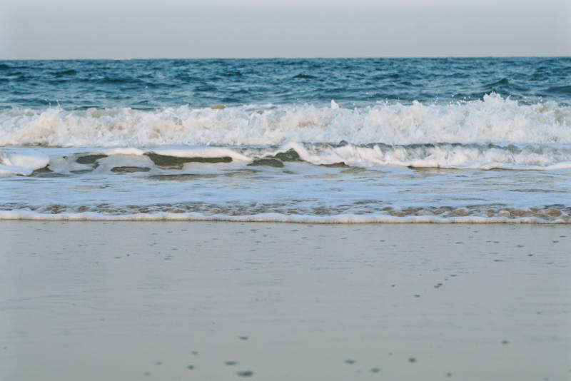 海浪轻拍沙滩图片