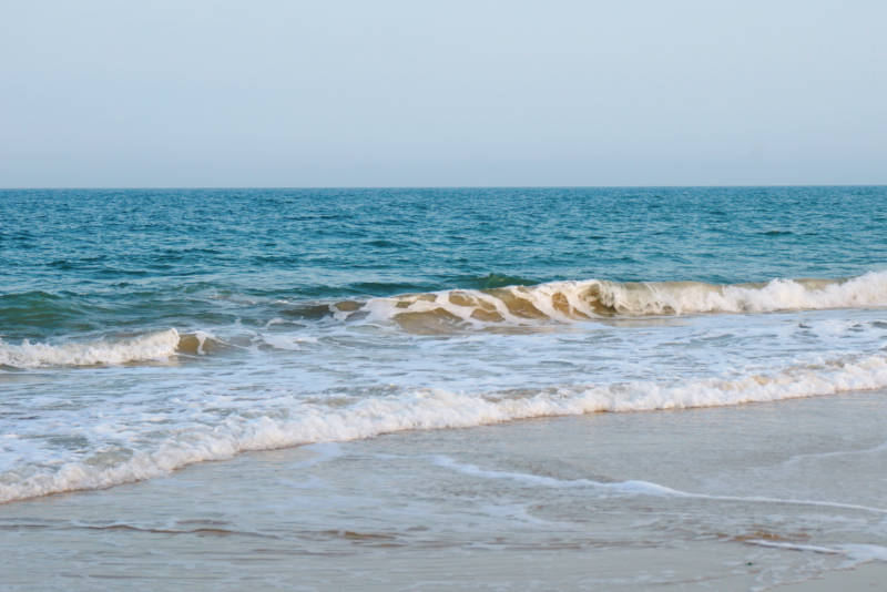 海浪轻拍沙滩图片