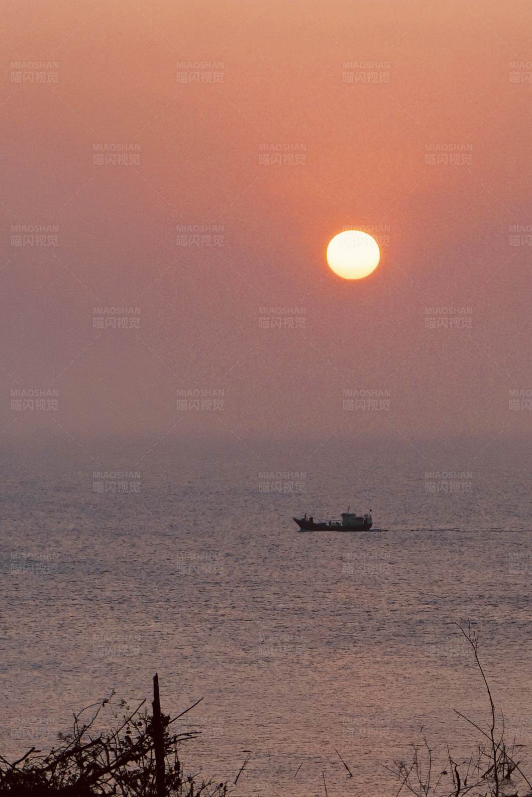 海上夕阳船影图片