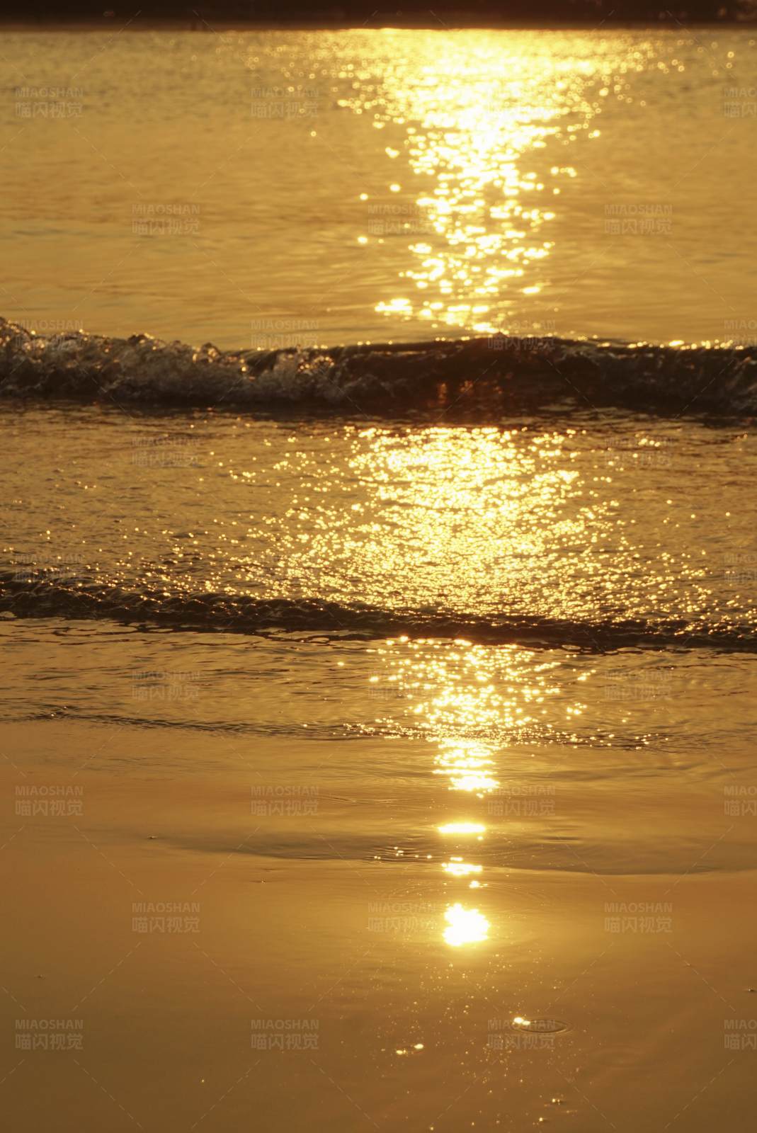 金色夕阳映海浪图片
